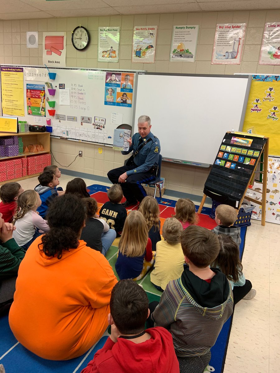 MSHPTrooperGHQ's tweet photo. Members of GHQ were guest readers at Callaway Hills Elementary this morning for #JCReads Week.

Jefferson City School District is teaching the benefits and importance of reading with #JCReads Week 2020: 'Reading Changes Lives &amp; Communities'. https://t.co/DBqmGK4nU4