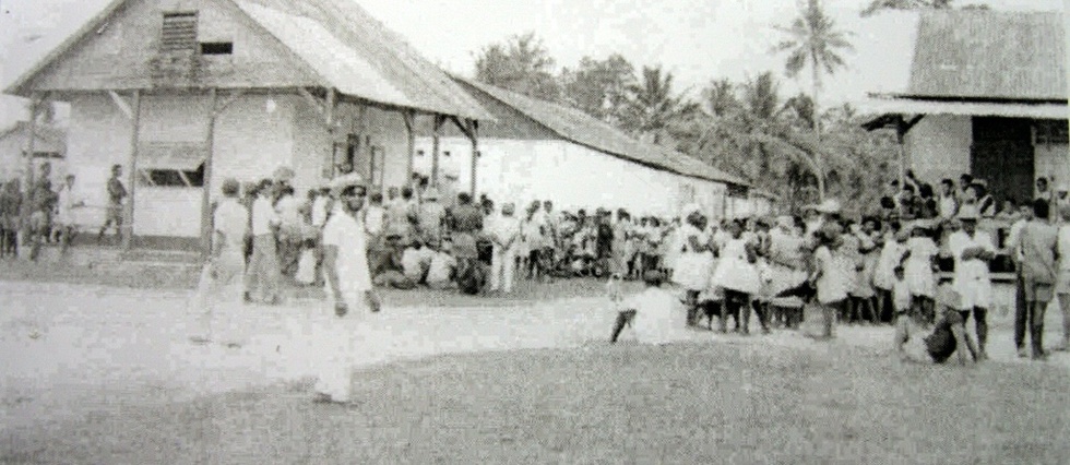 L'ensemble d'îles commence à être habité à la fin du 18ème siècle, principalement pour l'exploitation de plantations de noix de coco.A partir de 1814, les Britanniques prennent officiellement possession de l'archipel.