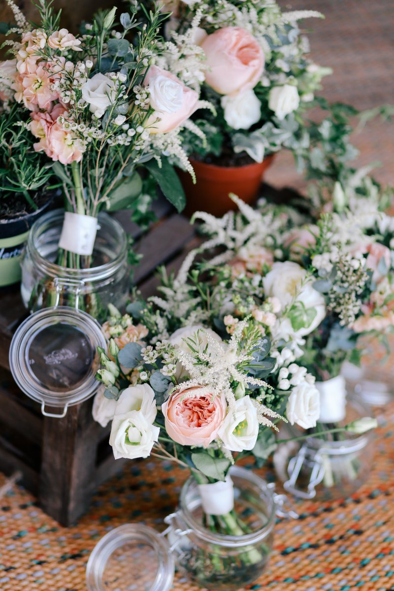 we stan some repurposed bridesmaid bouquets 💐🌷🌻 #weddinginspo #bridesmaidbouquets
📸: @PhotosbyLanty