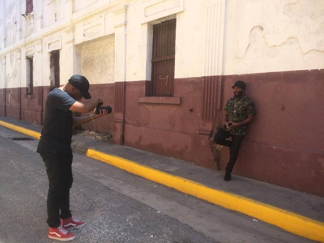 The_Malaika's tweet photo. In between studio session putting the final touches on his forthcoming highly anticipated summer 2020 album, international #reggae artist @warriorking9 took time for photoshoot with @the_denni
#WarriorKing #Photography #PicOfTheDay #Summer2020 #WomamsWorkshop #MPRconsulting https://t.co/K3gznXgXcR