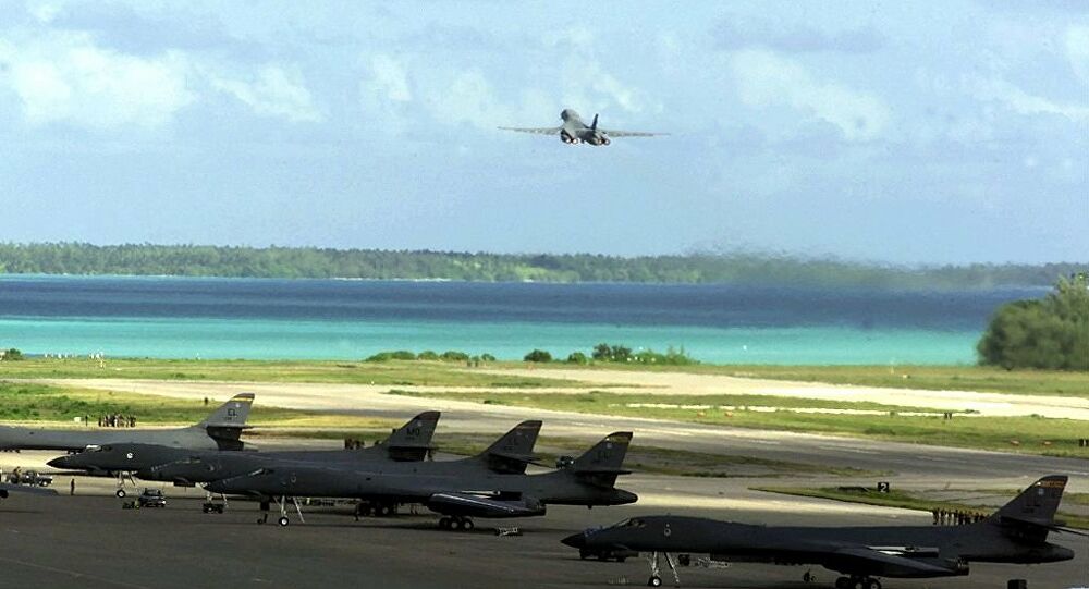 Un accord tacite, sans requérir l'accord du Parlement britannique, est alors passé entre le Royaume-Uni et les Etats-Unis.Londres met à disposition de Washington l'île de Diego Garcia pour une durée de 50 ans.