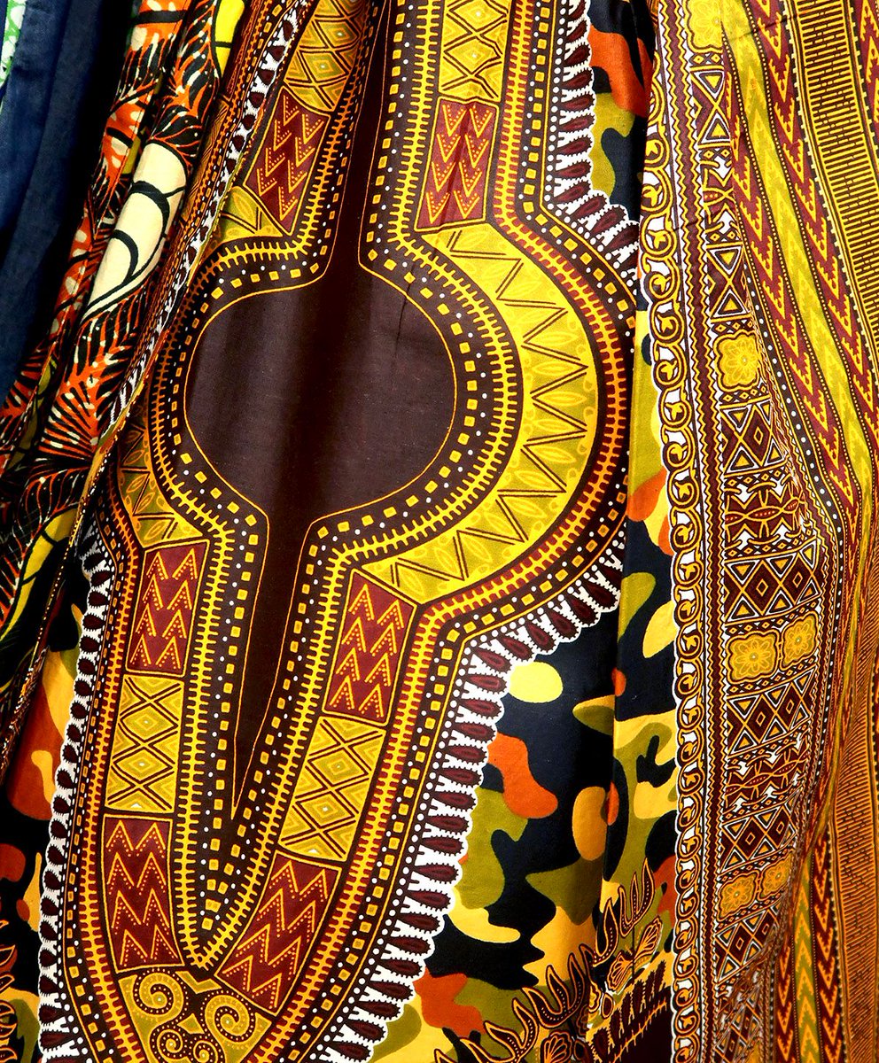 StationShops's tweet photo. Pretty patterns from @cecefashionboutique! There's so much gorgeous #fashion to be found underground here. #scarf #shopping https://t.co/ShTO594DZj
