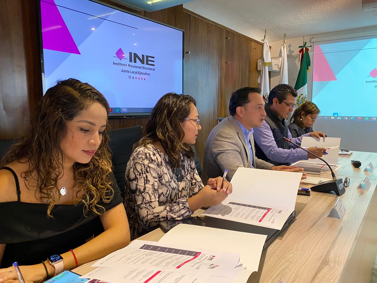 INE_Oaxaca's tweet photo. ▶️Da inició reunión estatal de Vocales Ejecutivas &amp; Ejecutivos del @INE_Oaxaca, liderada por el Vocal Ejecutivo Local, Lic. @edg_arias, Vocal Secretaria, Mtra. @ChrysVero, VOE, Mtro. @Noe_Arroyo_M, VCEyEC, Lic. @JorgeAlejosV &amp; Coordinador Administrativo, Lic. Miguel Ángel Méndez. https://t.co/XWVUtMAJjC