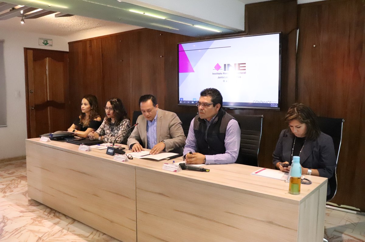 INE_Oaxaca's tweet photo. ▶️Da inició reunión estatal de Vocales Ejecutivas &amp; Ejecutivos del @INE_Oaxaca, liderada por el Vocal Ejecutivo Local, Lic. @edg_arias, Vocal Secretaria, Mtra. @ChrysVero, VOE, Mtro. @Noe_Arroyo_M, VCEyEC, Lic. @JorgeAlejosV &amp; Coordinador Administrativo, Lic. Miguel Ángel Méndez. https://t.co/XWVUtMAJjC
