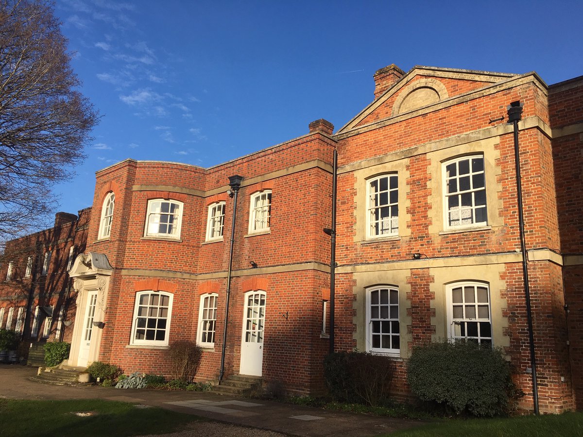 Timbawood's tweet photo. A wonderful day at @warbrookhouse yesterday, a beautiful Grade I listed building in Hampshire built in 1724 by the architect John James. The elegant Georgian sash windows include a few very unusual sash windows that are both curved at the top and bowed (curving outwards). https://t.co/0ihLdAPBty
