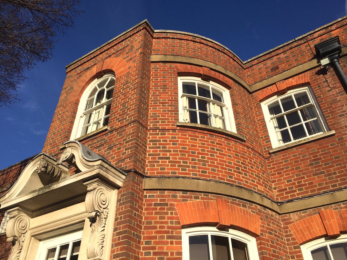 Timbawood's tweet photo. A wonderful day at @warbrookhouse yesterday, a beautiful Grade I listed building in Hampshire built in 1724 by the architect John James. The elegant Georgian sash windows include a few very unusual sash windows that are both curved at the top and bowed (curving outwards). https://t.co/0ihLdAPBty