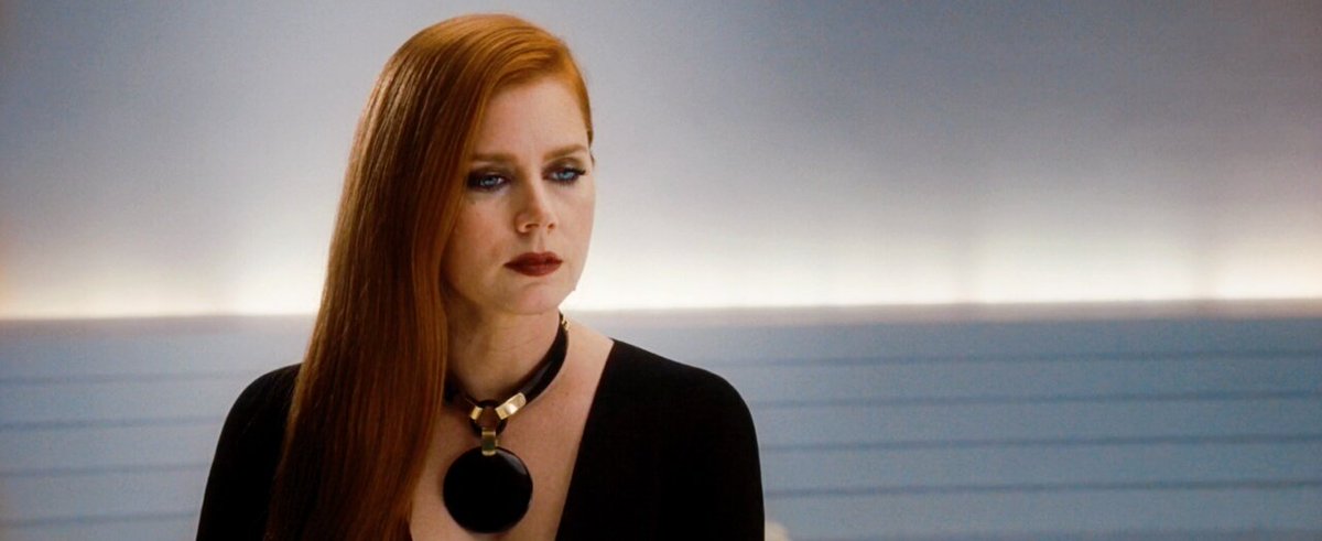 Diz على تويتر 誰もが憧れる職業 豪邸 イケメンの旦那を手に入れても全く幸せそうじゃない主人公の哀しい瞳はずっと忘れられない それを表す冷たい色の世界も トムフォードの作品もっと観たいな