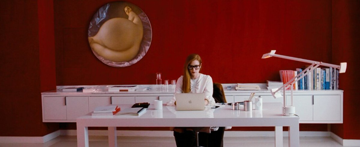 Diz على تويتر 誰もが憧れる職業 豪邸 イケメンの旦那を手に入れても全く幸せそうじゃない主人公の哀しい瞳はずっと忘れられない それを表す冷たい色の世界も トムフォードの作品もっと観たいな