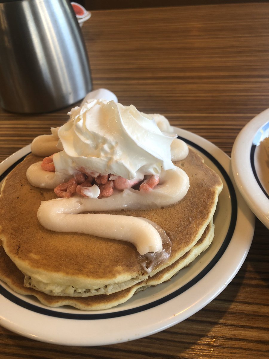 _vee7_'s tweet photo. What you came for vs what you got 😐 @IHOP your employees had one job. Very disappointed. They didn’t even try. Won’t be going back for awhile. #loyaltylost https://t.co/5wB8TIZeJf