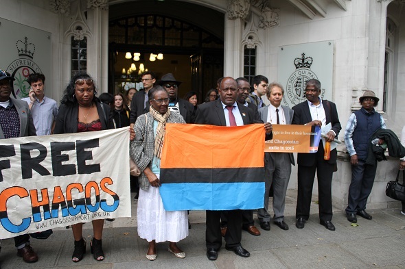Depuis 1998, les chagossiens attaquent en justice du gouvernement britannique.Leurs revendications portent sur un meilleur dédommagement de leur expulsion, le droit de pouvoir retourner vivre dans l'archipel et l'obtention de la nationalité britannique.