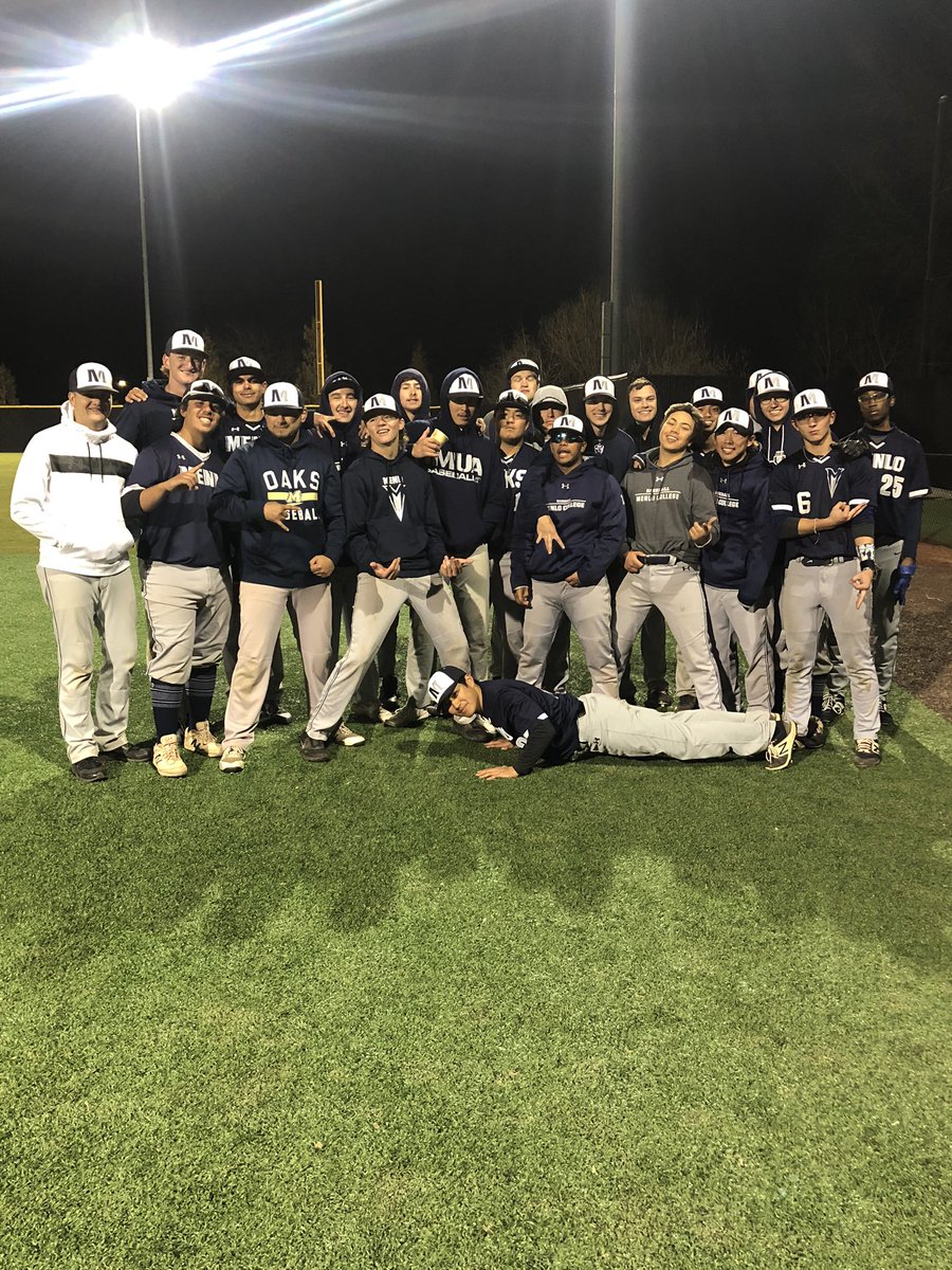 nickwhite15's tweet photo. The JV’s spring break trip to Oregon was a success! We learned and grew together plus it didn’t snow #BaseballsFun #GreatWeather #GreatPeople https://t.co/zc0lbBoYW6
