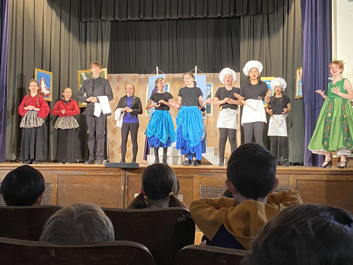 1LFirstGrade's tweet photo. We got to watch the first performance of Frozen this morning and we LOVED it! So proud of the big kids! ❄️ https://t.co/2zQ0unzSvh