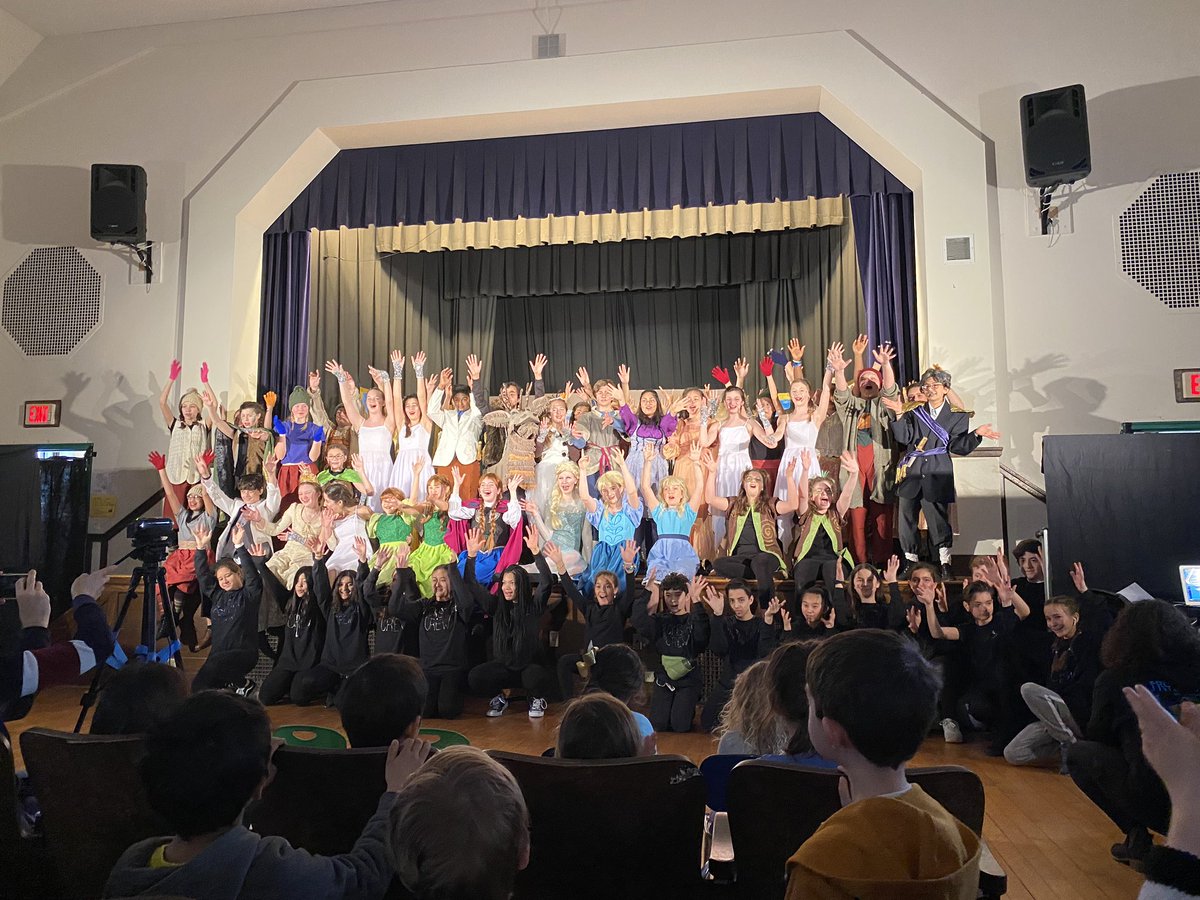 1LFirstGrade's tweet photo. We got to watch the first performance of Frozen this morning and we LOVED it! So proud of the big kids! ❄️ https://t.co/2zQ0unzSvh