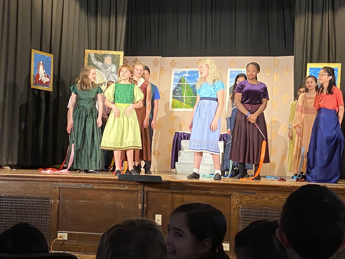 1LFirstGrade's tweet photo. We got to watch the first performance of Frozen this morning and we LOVED it! So proud of the big kids! ❄️ https://t.co/2zQ0unzSvh