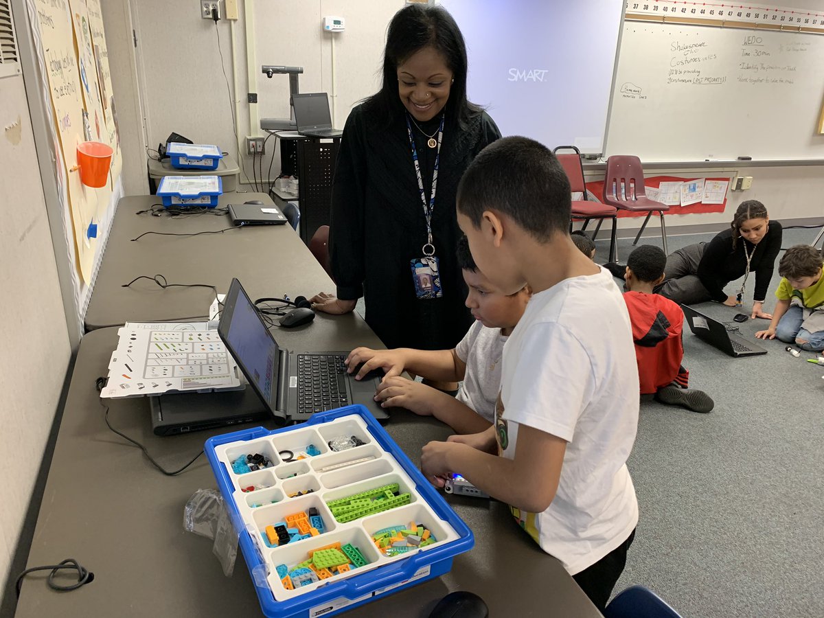 stevecraig70's tweet photo. 5th grade students at #MountEagle solving STEAM problems and working collaboratively in the computer lab. https://t.co/1AAoJWZoy3