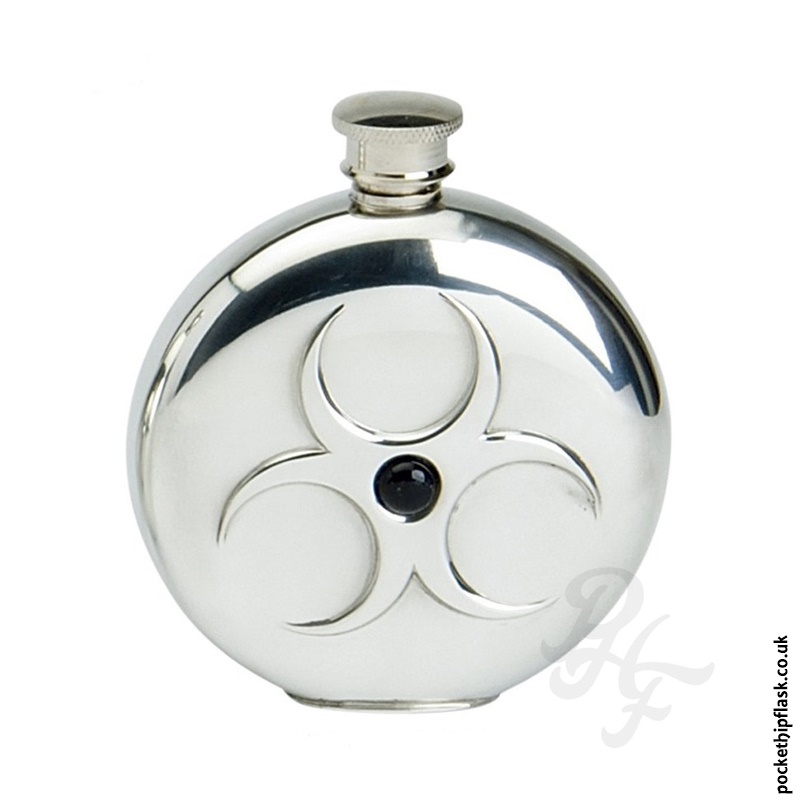 HipFlaskCo's tweet photo. Round #hipflasks make great #gifts and come in many different styles. Each can be engraved to personalise: https://t.co/LDIEGlJLQJ #personalisedgifts #personalised #engravedgift #personalizedgift #giftforhim #giftforher #engravedflask #customised #giftidea #hipflask https://t.co/jNaHktAFcG