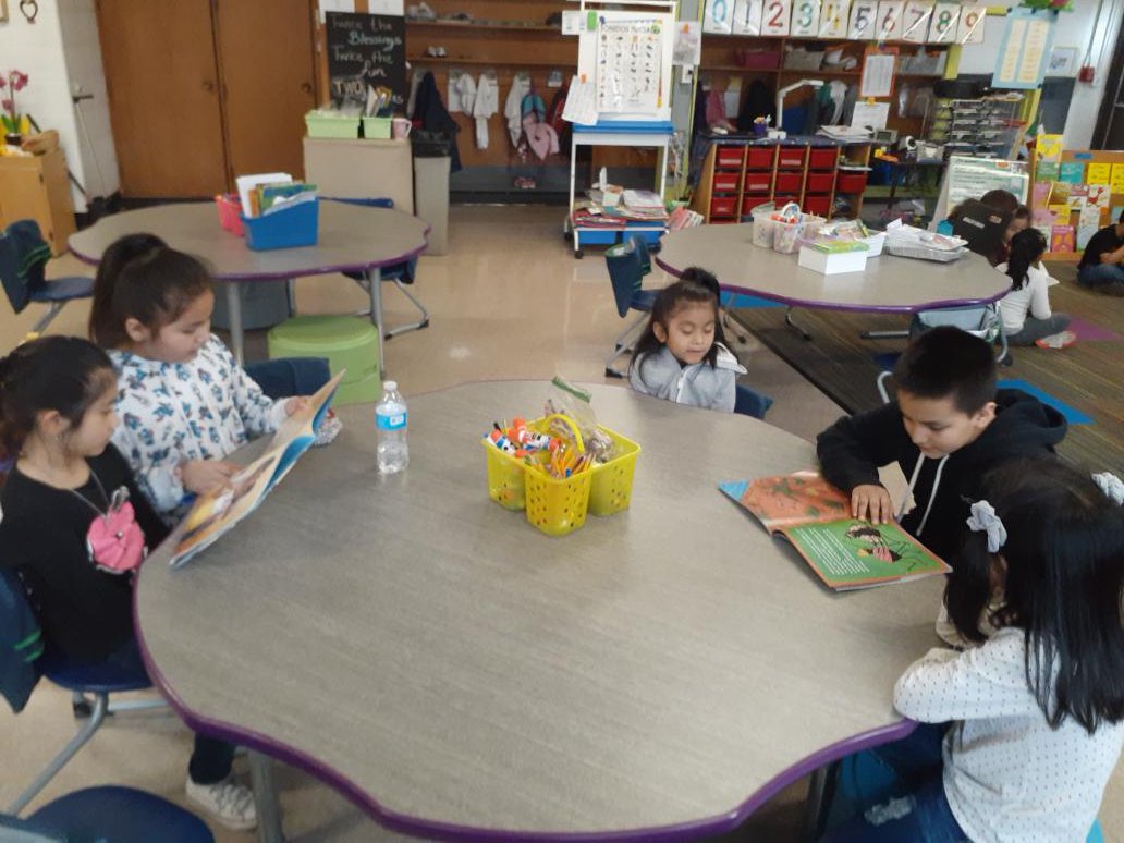 CalvoKinder's tweet photo. Gracias por leer con nosotros @JenLoves2Learn y amigos! #euclidexplores #rtsd26learns #KinderLove #somosbilingües https://t.co/u0778ieMJI