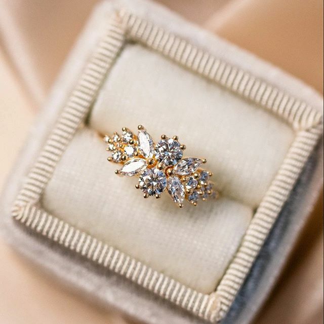 artemerstudio's tweet photo. The lovely Flora ring 🌺, photo by @localeclectic #flora #altbride #diamondflower #engagementring https://t.co/On9HTqH1mM https://t.co/Pr7xir6uFC