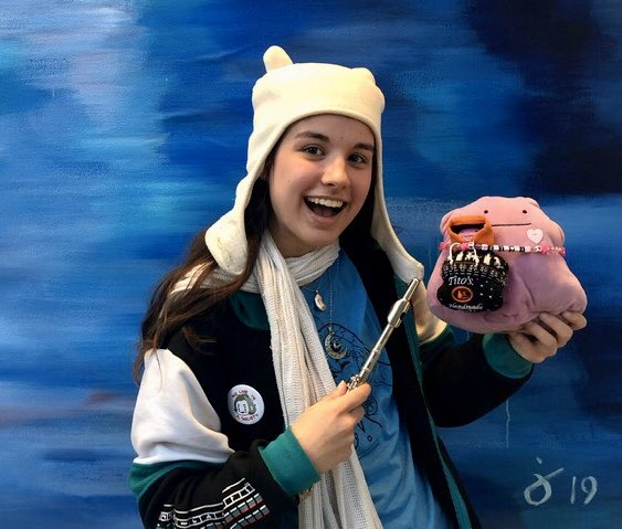 CCCMarchingBand's tweet photo. “Band is a family to me! :) oh and my Ditto’s name is Pepto-Kid.”
🎶 #BehindtheBand 🎶
This is Syd!
She/Her/Hers
Major: Fine Arts ('23)
She plays flute, piccolo, and attempting violin!

Fun Fact: Has memorized the entire dialogue of the iconic Murray scene in Joker. https://t.co/p9uVTwiF6x