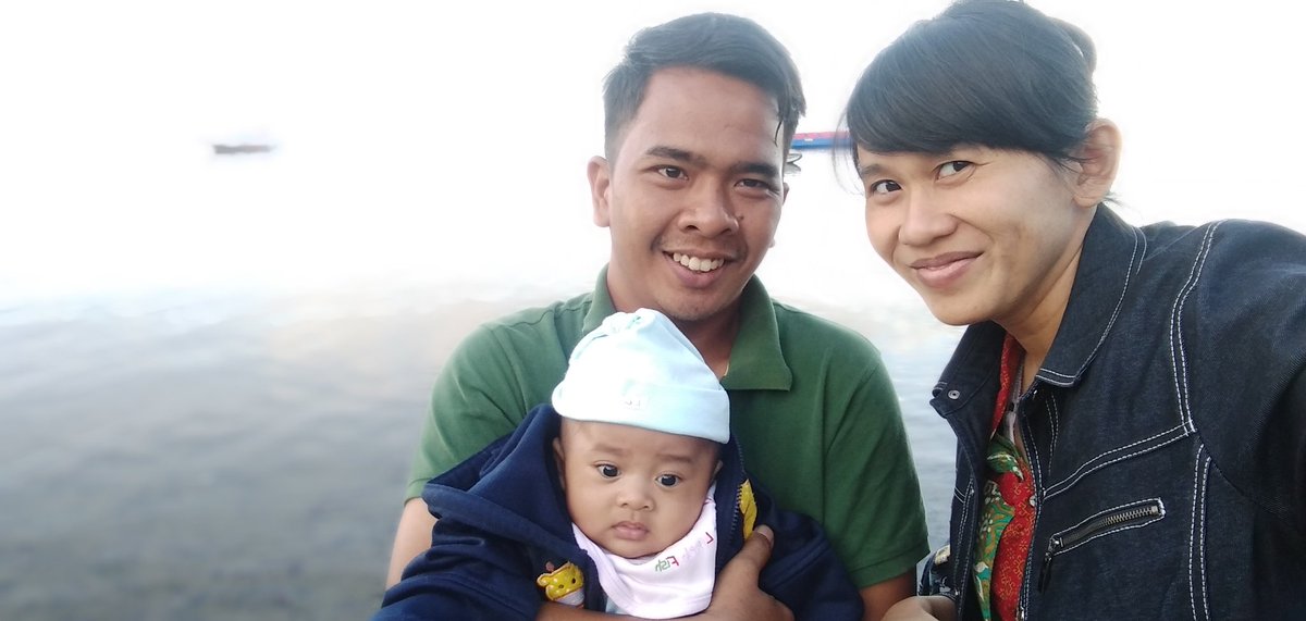 Keluarga kecil ku...  Aku akan terus berusaha membahagiakan kalian...  Doakan aku selalu...  Love you...  👪😘😘