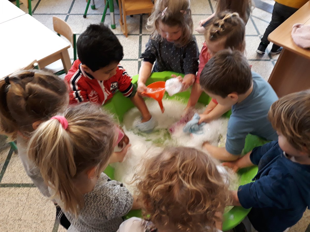 Wij maken een schuimbad #lekkersmossen #properehanden👐 #Trapleerke