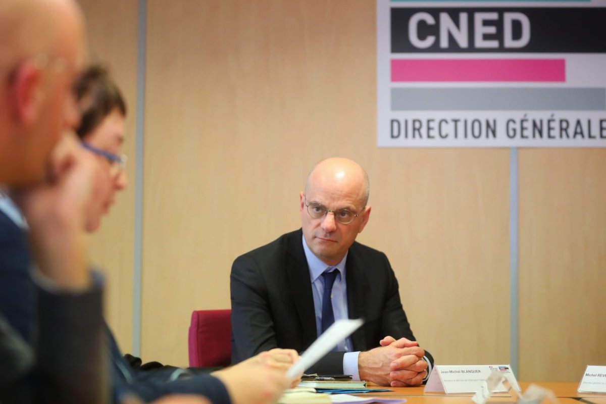 jmblanquer's tweet photo. L’enseignement à distance nous permet d’assurer une continuité pédagogique pour tous les élèves concernés. 
#coronavirus
En visite au @cned à Poitiers pour échanger sur toutes les dimensions, techniques et pédagogiques, de ce défi.
Bravo aux équipes et à tous les professeurs! https://t.co/ijnvXHvDNI