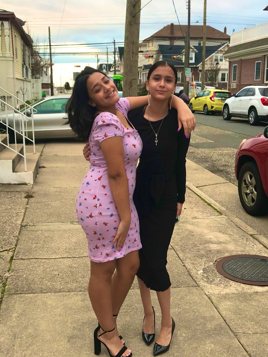 Graduation photo day!!! Jordan and her best friend♥️