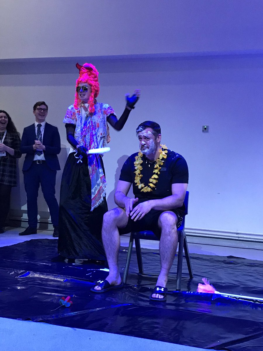 NA_Experiences's tweet photo. When your Head goes above and beyond for a GREAT cause - what a legend! #SportRelief @NewarkAcademyUK https://t.co/LJwF57rRlK