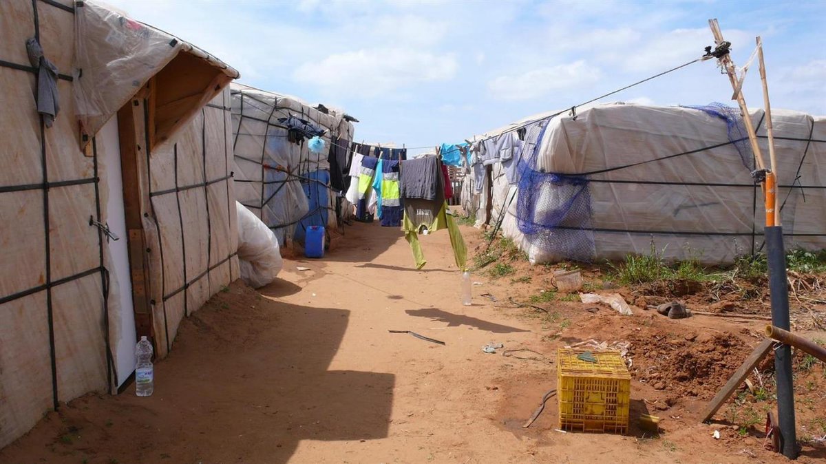 PastoriFiligran's tweet photo. En #Huelva hay miles de trabajadores migrantes viviendo en chabolas sin acceso al agua y trabajando en la #Fresa ahora mismo.

Que recuerde el Gobierno que algunos lo tienen más difícil para cumplir las recomendaciones de la OMS y lavarse las manos 

Garantizad el agua. https://t.co/ZLO3VfkIDU