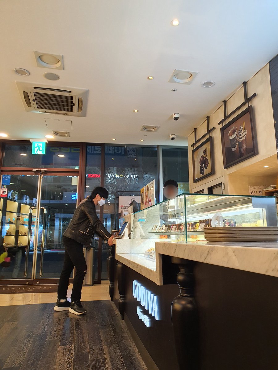mbcstar's tweet photo. 🍫🍬
#화이트데이 #그오빠 #갬성 #성공
#고디바 #광고 #모델 #아님
#산들 #셀프 #코디 #OOTD
#게다가 #셀카 #Selfie 까지 야무지게 #열일 😉
아무리 베스트 컷, 하나만 올리는 게 감성이라지만
4천장(사실은 아닙니다😂) 중에
한 장만 올릴 수 없었어요😭 https://t.co/yVvkv1xehs