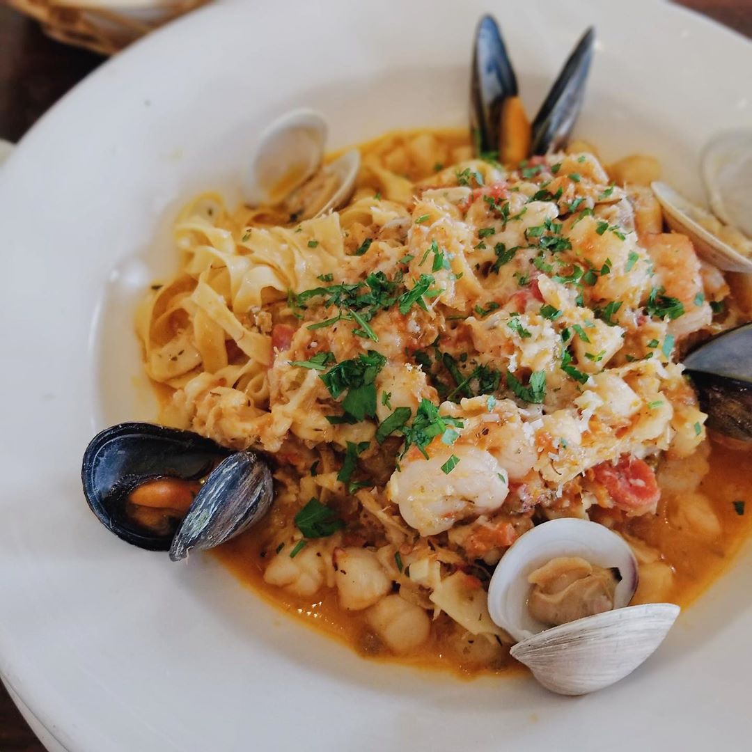 Raise your hand if you want to dive right into this pasta right now. 🙋 🙋‍♂️
📷 @foodwanderer_

cliffhouse.com