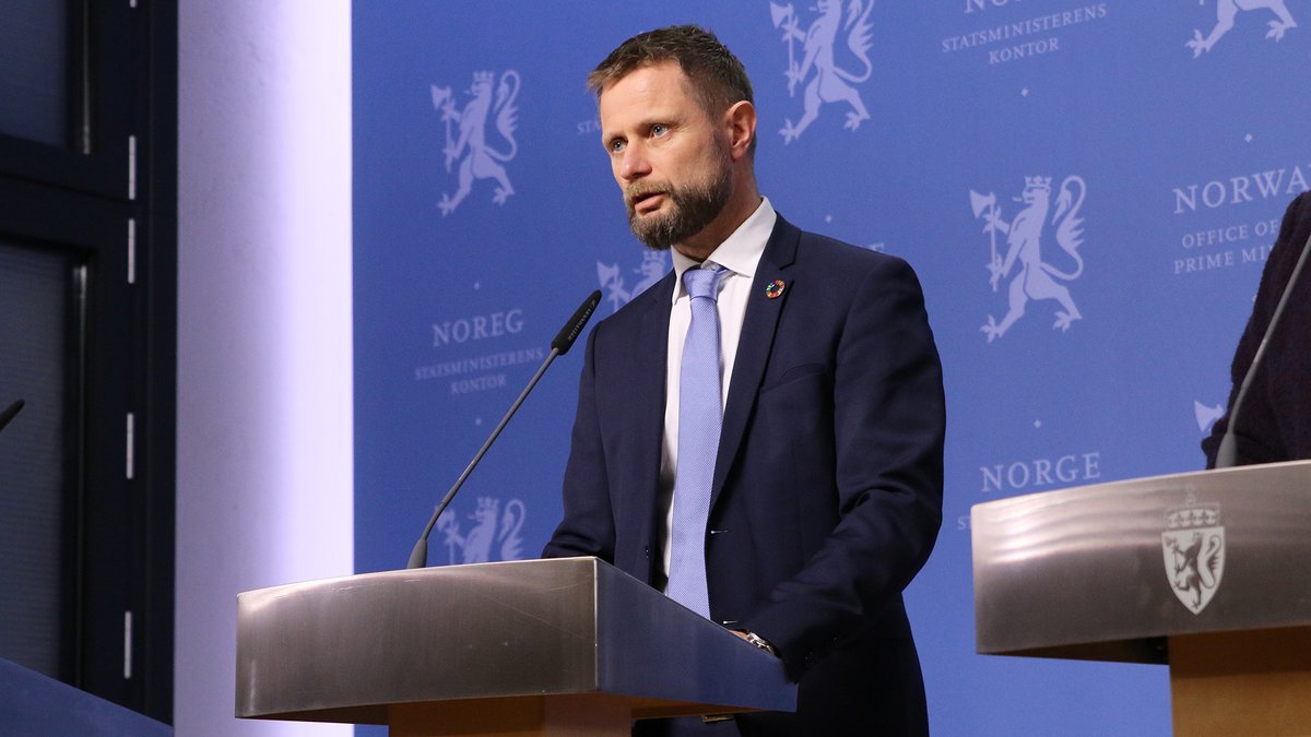 – Det er utrolig viktig at vi ikke begynner å hamstre dagligvarer, og at vi nå har den solidariteten at vi ikke lager en panikkstatus rundt dette. Butikkene kommer til å være åpne, sier helse- og omsorgsminister @BentHHoyre. #korona