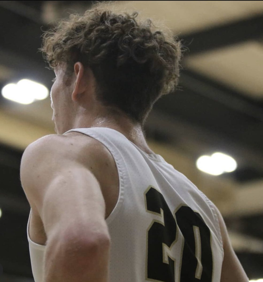 Crise_20's tweet photo. It was a honor playing for such great  coaches and such an amazing community. I’ll never forget the memories and joy that basketball has brought me. 20 out✌🏽 https://t.co/Vw40eSQVxl