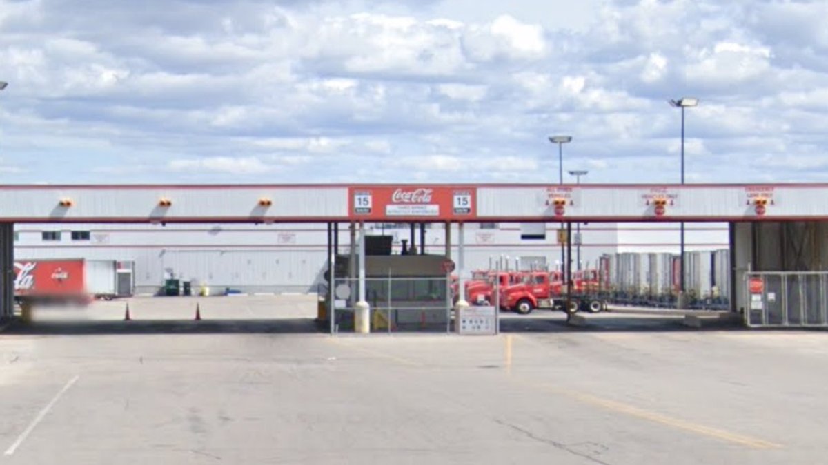 CP24's tweet photo. Coca Cola bottling plant in Brampton undergoing disinfection after office worker tests positive for COVID-19
https://t.co/oXcJwCIWS6 https://t.co/Fdbe4gFIwG