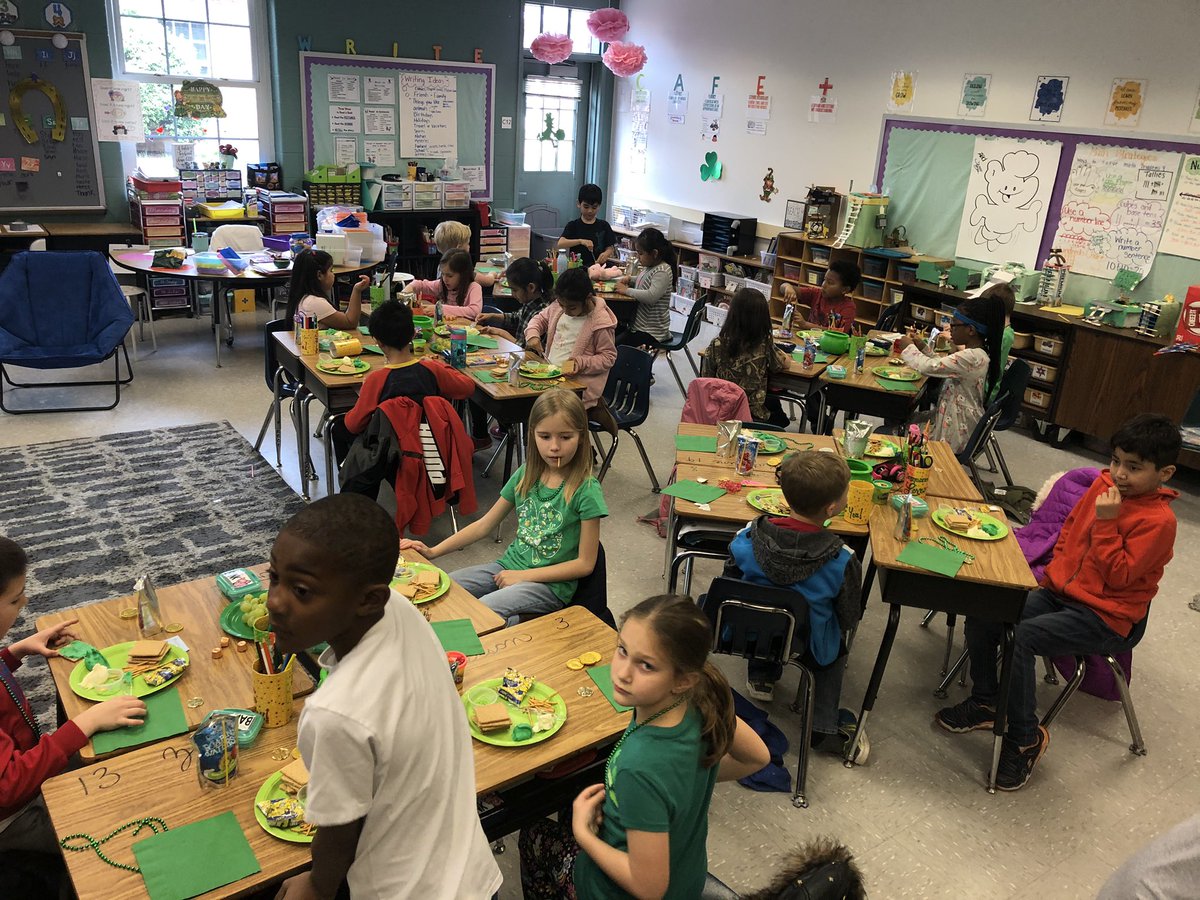 Drakecm18's tweet photo. We had a leprechaun visit our class today! Our traps work!!! #rr_bulldogs https://t.co/YEzDiHON6j