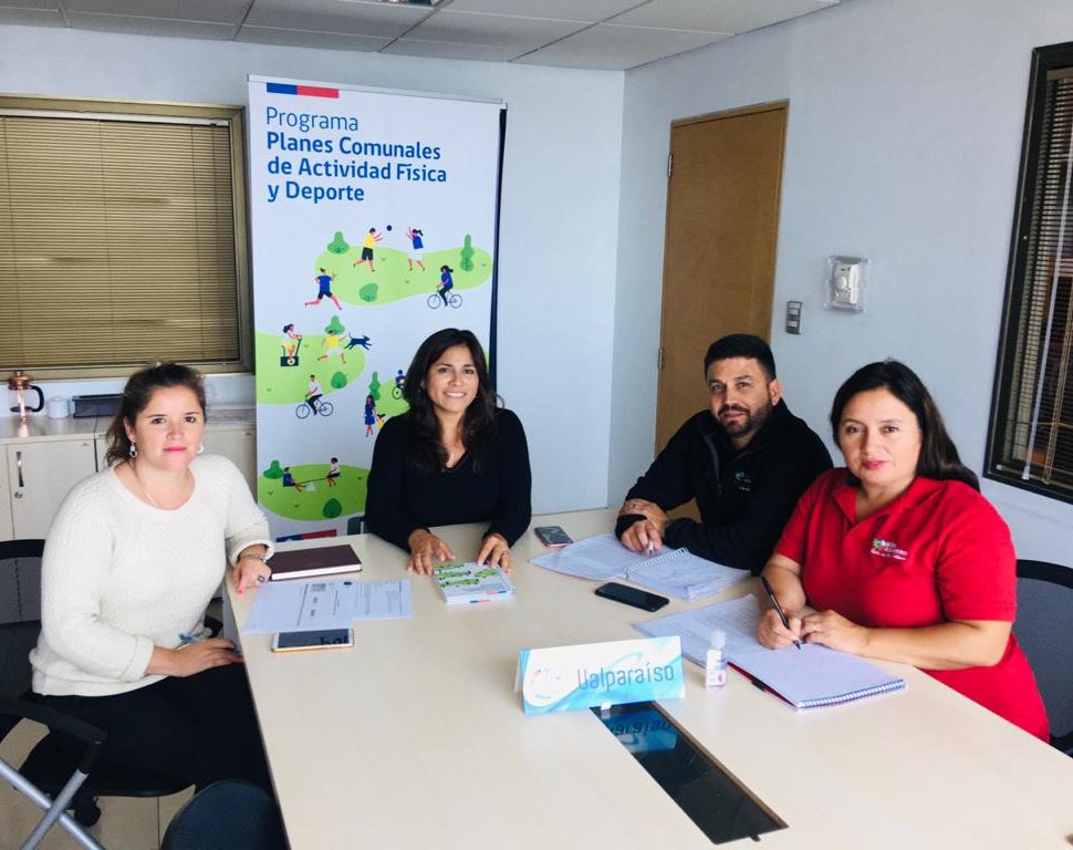MindepValpo's tweet photo. Ya se avanza en el desarrollo del #PlanComunal de @Munivillalemana💪🏼
Nuestra seremi @rutholiverad y el director @marioleondv se reunieron con el encargado de deportes para organizar el diálogo participativo y detalles técnicos que se requieren para la elaboración.
#ChileJuntos 🇨🇱 https://t.co/cadoCsyOgR