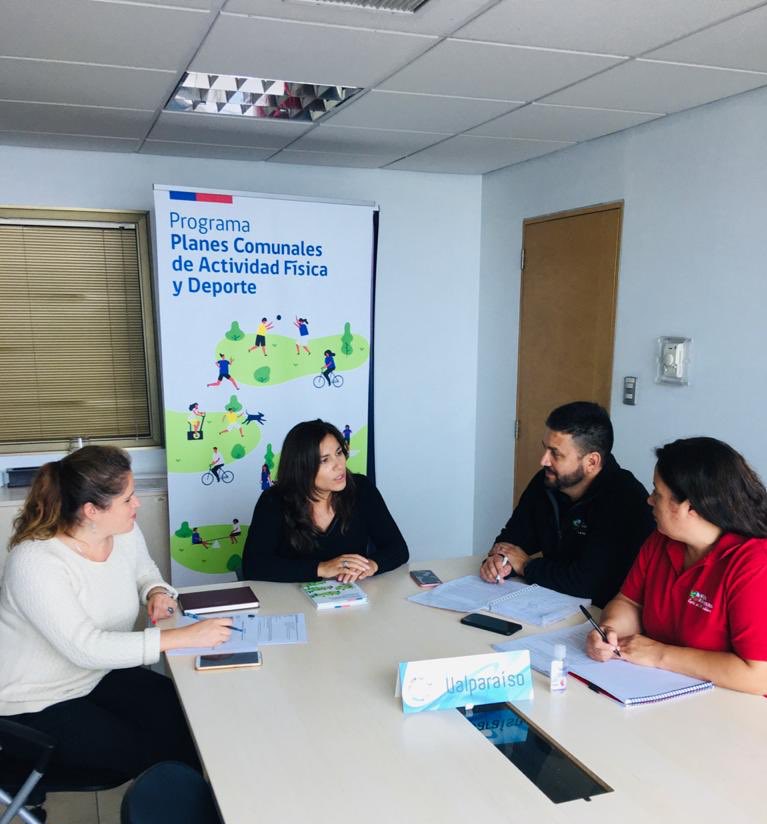 MindepValpo's tweet photo. Ya se avanza en el desarrollo del #PlanComunal de @Munivillalemana💪🏼
Nuestra seremi @rutholiverad y el director @marioleondv se reunieron con el encargado de deportes para organizar el diálogo participativo y detalles técnicos que se requieren para la elaboración.
#ChileJuntos 🇨🇱 https://t.co/cadoCsyOgR