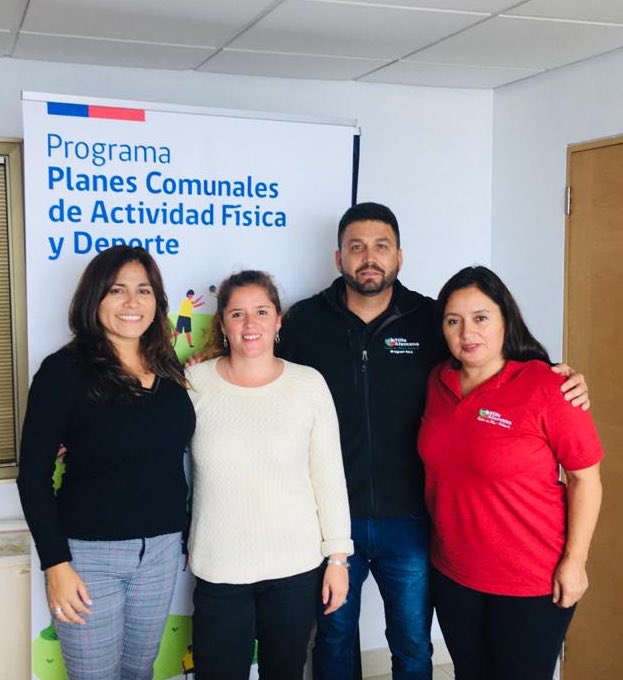 MindepValpo's tweet photo. Ya se avanza en el desarrollo del #PlanComunal de @Munivillalemana💪🏼
Nuestra seremi @rutholiverad y el director @marioleondv se reunieron con el encargado de deportes para organizar el diálogo participativo y detalles técnicos que se requieren para la elaboración.
#ChileJuntos 🇨🇱 https://t.co/cadoCsyOgR