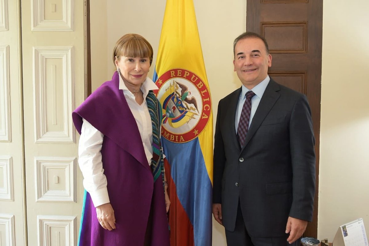 AliciaArango's tweet photo. Me siento muy feliz de tener como nuevo viceministro del Interior para la Participación e Igualdad de derechos a Carlos @Baena . Estoy segura que aportará todo su conocimiento y experiencia para fortalecer el diálogo social con las comunidades. https://t.co/aJowalF194