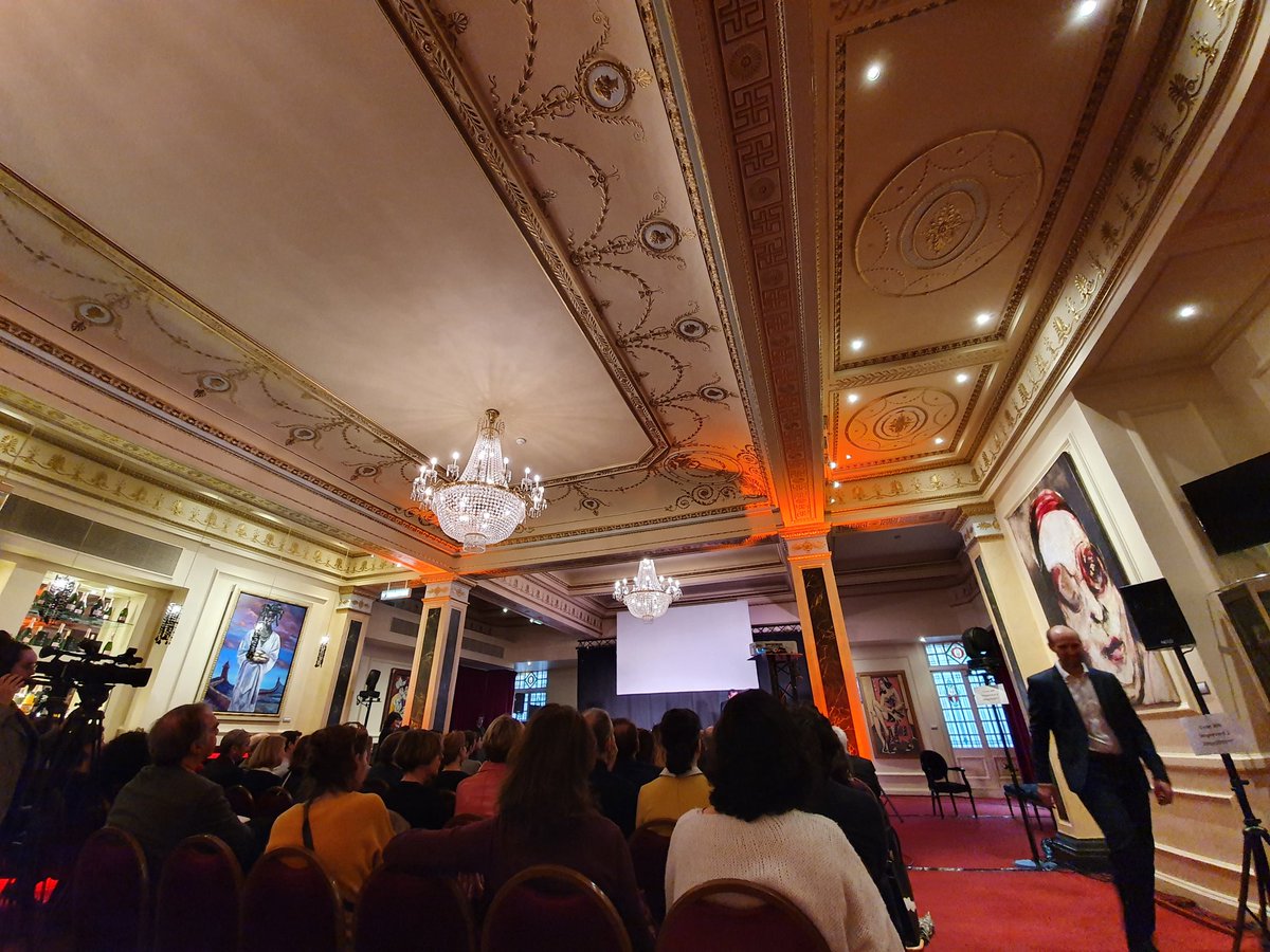 MurielDucourau's tweet photo. #EDU2030 au @TheatreMogador afterwork, lancement de la soirée par Alban Miconnet, GIE Digital Universities sur le thème " 2030 : quel nouveau monde pour la #formation et l’#emploi ?" .En présence de @FedeFormPro_FFP. @ORSYS présent 👋 https://t.co/1tXbkLHqqD