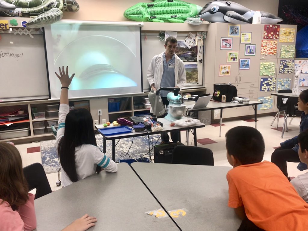 CloverKrystal's tweet photo. 4th graders learning about thermal energy from a professional chemist! Love when parents come share what they do! He even took it one step further and made liquid nitrogen ice cream for us!! #SycRidgeScientists #AwesomeParents @SR_Stallions #DMUSD https://t.co/geWDeOQCDC