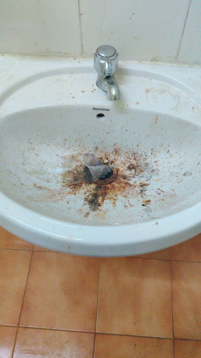 ankuagarwal's tweet photo. PLEASE HELP My friend is under observation at Ward 27 Kasturba Hospital Mumbai with 10 other patients. These bad conditions with poor sanitation, reckless staff attitude will not help contain the pandemic
@CMOMaharashtra @mybmc #CoronavirusPandemic #COVID19india #Mumbai https://t.co/j3iAPYW2yy