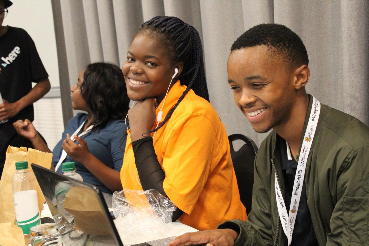 Geekulcha's tweet image. Jovial moments as the night fades away. A number of teams have a clear path on their solutions. #DataScienceHack