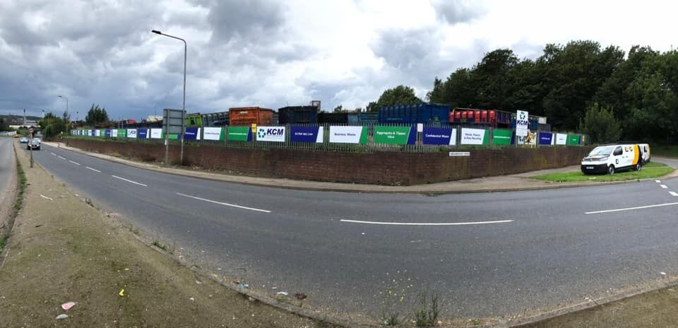 PRINT | Want to make your business premises stand out from the crowd? 👀

This week's #ThrowbackThursday takes us back to the perimeter signs we designed, printed and installed on behalf of our fantastic client, KCM Waste Management. 🙌

#Rotherham #Signage #Design #Print
