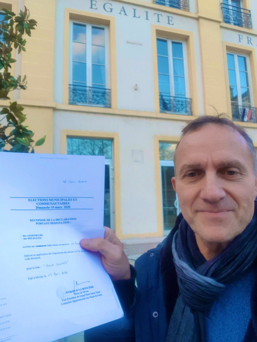 PourSevres's tweet photo. @DenisMoran en mairie, avec le récépissé de la déclaration des assesseurs et délégués de la liste Pour Sèvres pour le premier tour de scrutin du 15 mars. #Municipales2020 #municipales #poursevres #sevres https://t.co/5K8Ip7w8Mu