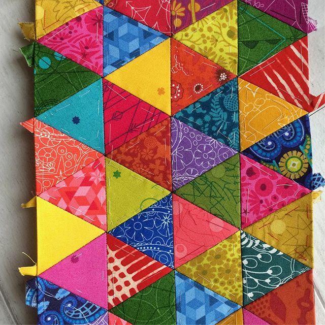 IsntitprettyKTB's tweet photo. With the weather outside being awful it's time to bring out some colours!! All of them from the #agtriangleswapuk2018 from a couple of years ago, been on my must sew list far too long!! https://t.co/VU7fOK4dl4 https://t.co/HuZCJYb36W