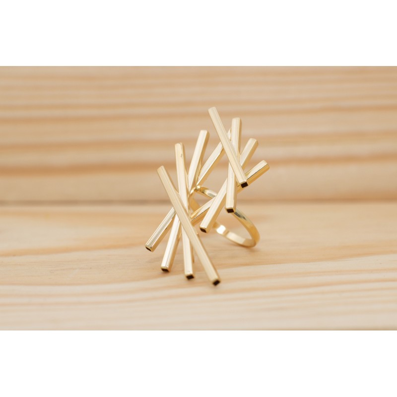 MariaLazuli's tweet photo. Un anillo realizado a mano con un entramado de palillos en baño de oro 18k. Diseño y modernidad. Tienes los pendientes a juego. https://t.co/mGwzgvt9BV #marialazuli #joyas #diseño #hechoamano #joyasdediseño #anillo #complementos #joyería #pendientes #diseñodejoyas #geométrico https://t.co/qTjcPyDaxV