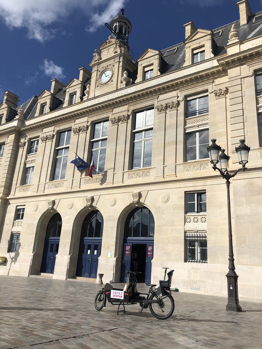 MSZentar's tweet photo. Arrivée à l’hôtel de ville avec mon véhicule de fonction 
Chez ⁦@Parisien_nesNew⁩ on réduira les frais de fonctionnement des administrations: réduction du nombre de véhicules avec chauffeur. Pour des élus sur le terrain votez ⁦#parisiennesparisiens13 #Municipales2020 https://t.co/S5lFaaofmU