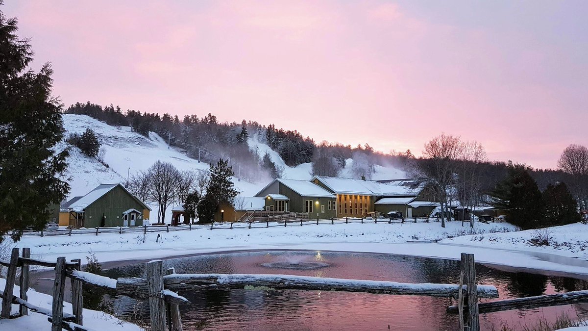 CalabogiePeaks's tweet photo. Ski into the sunset! Weekends and holidays (including all of March Break!) our chairlifts will be open from 9AM-4:30PM. Enjoy the sunshine and apres ski on Black Donald’s Pub Deck! Projected closing date, April 3rd 2020. https://t.co/JcTC32lE8N