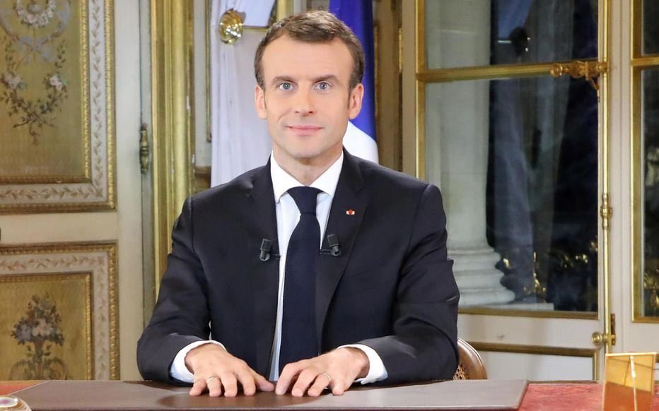 Antoine_Breuil's tweet photo. « Coucou mes petits gueux, alors aujourd’hui on se retrouve pour un tuto comment bien se laver les mains ! » #macron20h #Covid_19 https://t.co/Sz35xS4rKq